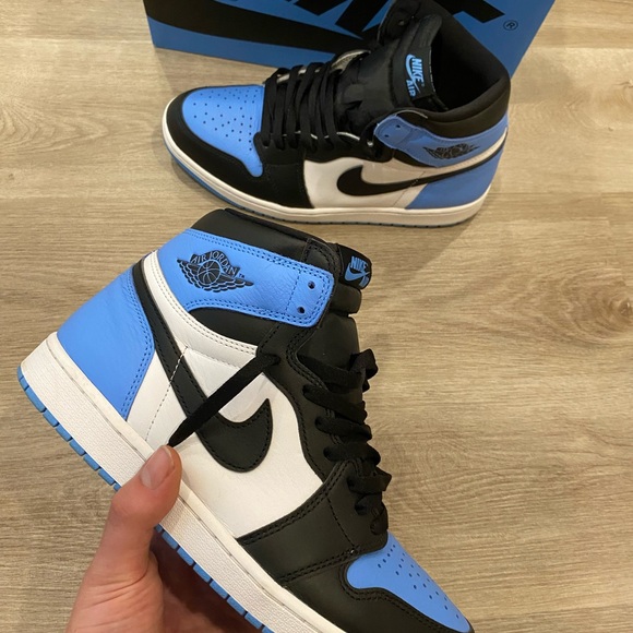 - Jordan 1 Retro High OG UNC Toe size US M 10.5